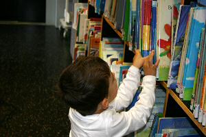 Enfant à la bibliothèque